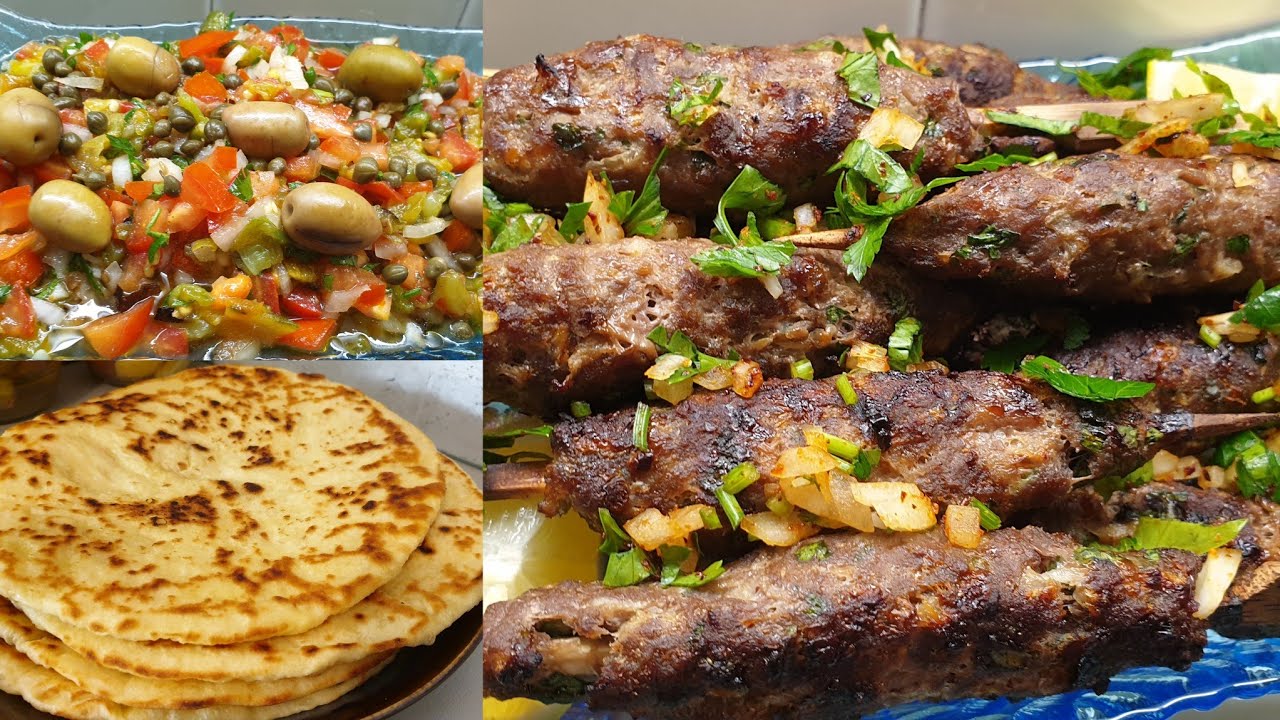 كباب أو كفتة لحم و خبز في المقلاة مع سلاطة
