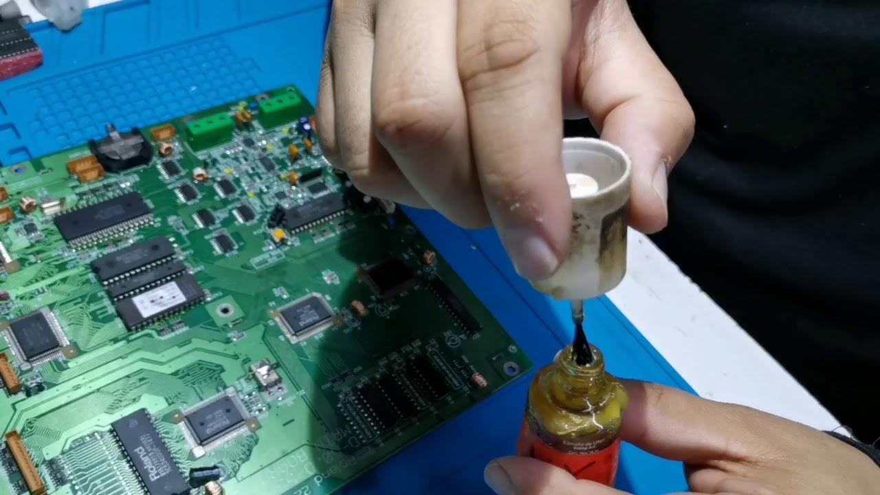 Reparacion roland d50 enciende pero no inicia el sistema. Solo prende luz upper y luz de pantalla