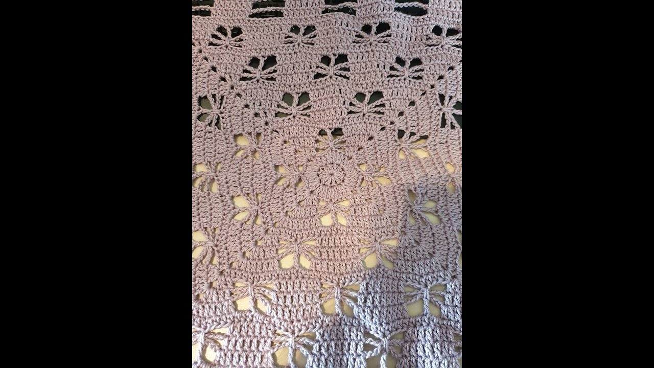 H&aelig;klet sommerfugle t&aelig;ppe (Butterfly stitch blanket) - design af Fiber Spider.