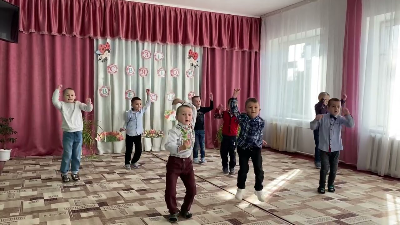 Танець хлопців на 8 березня