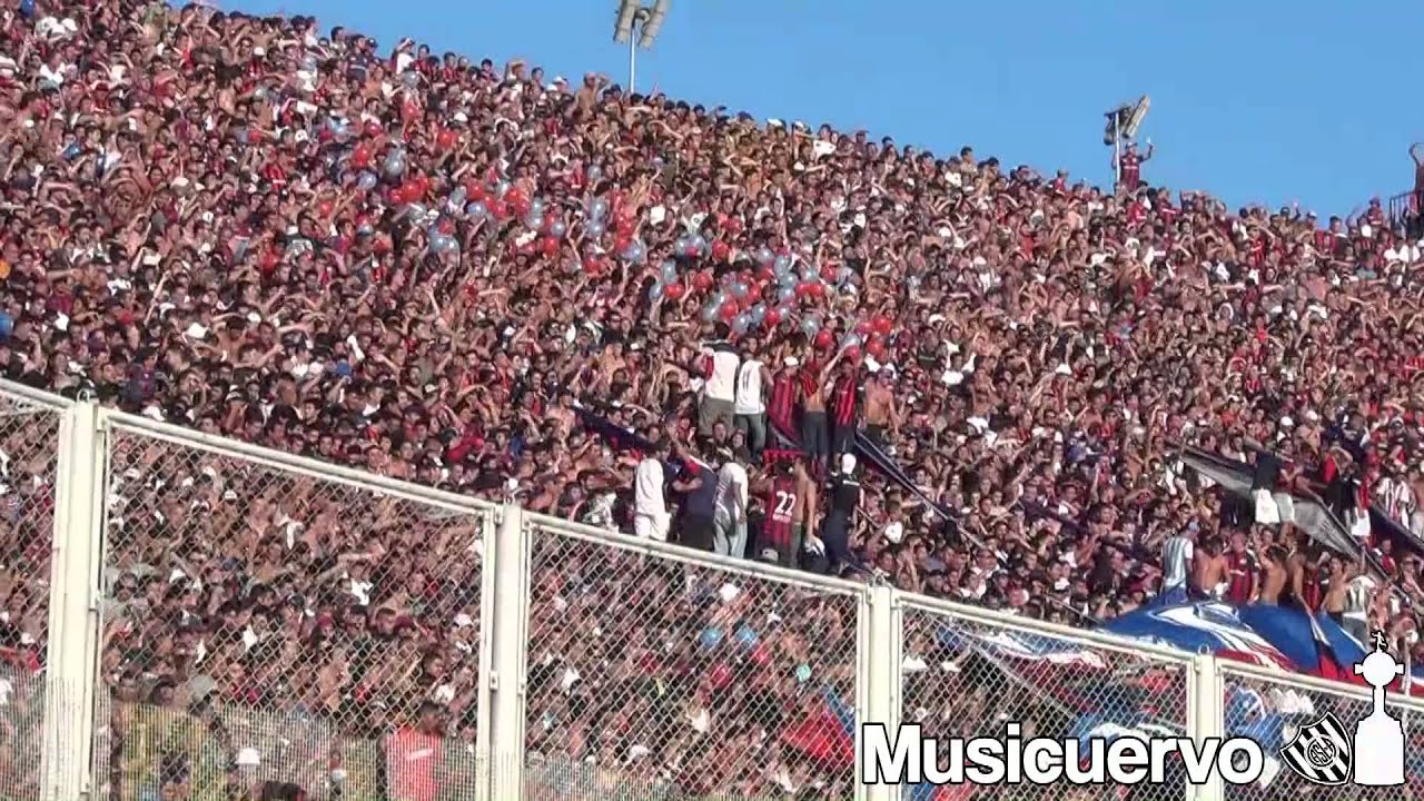 San Lorenzo 3-1 Huracán Vienen en Fiat 600 y en ciclomotor...