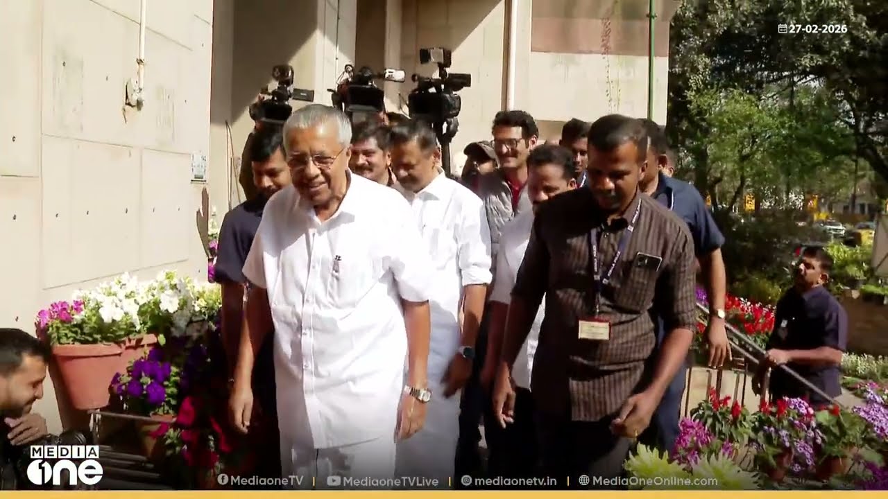 'എല്ലാം നല്ല പൂക്കളാണല്ലോ...'; AKG ഭവനിലെ പൂക്കളെ പ്രശംസിച്ച് പിണറായി വിജയൻ
