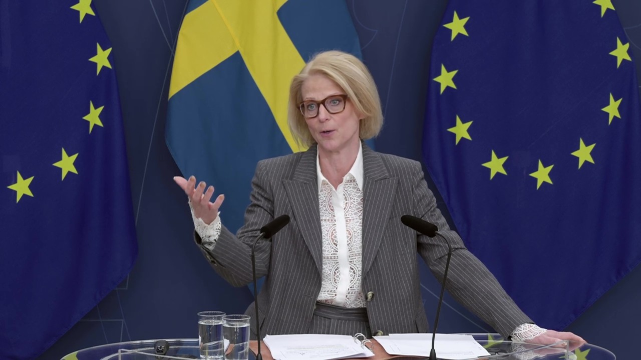 Finansminister Elisabeth Svantesson presenterar en ny ekonomisk prognos