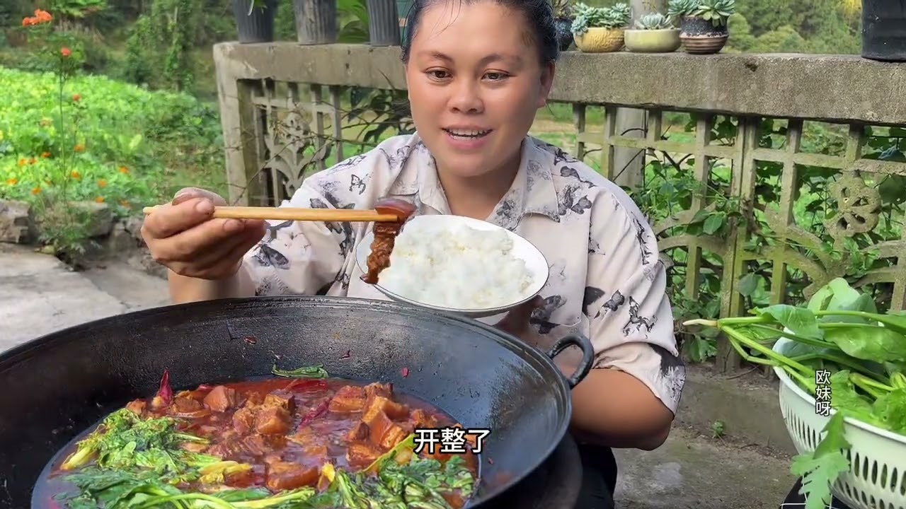 做一锅香辣红烧肉，配着新鲜蔬菜吃过瘾 Braised pork belly paired with fresh vegetables is delicious