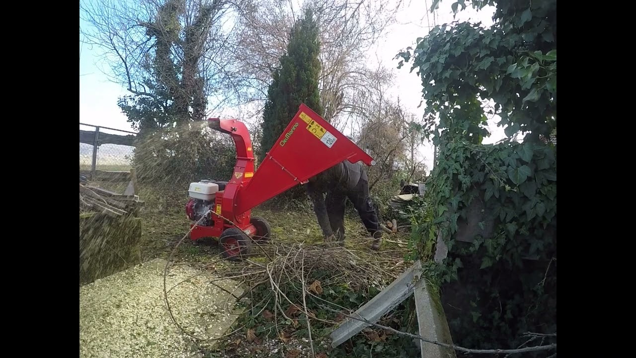 Broyeur DelMorino Scutum SCGX 390 : broyage de branches de 7cm diamètre environ... il mange encore 👍