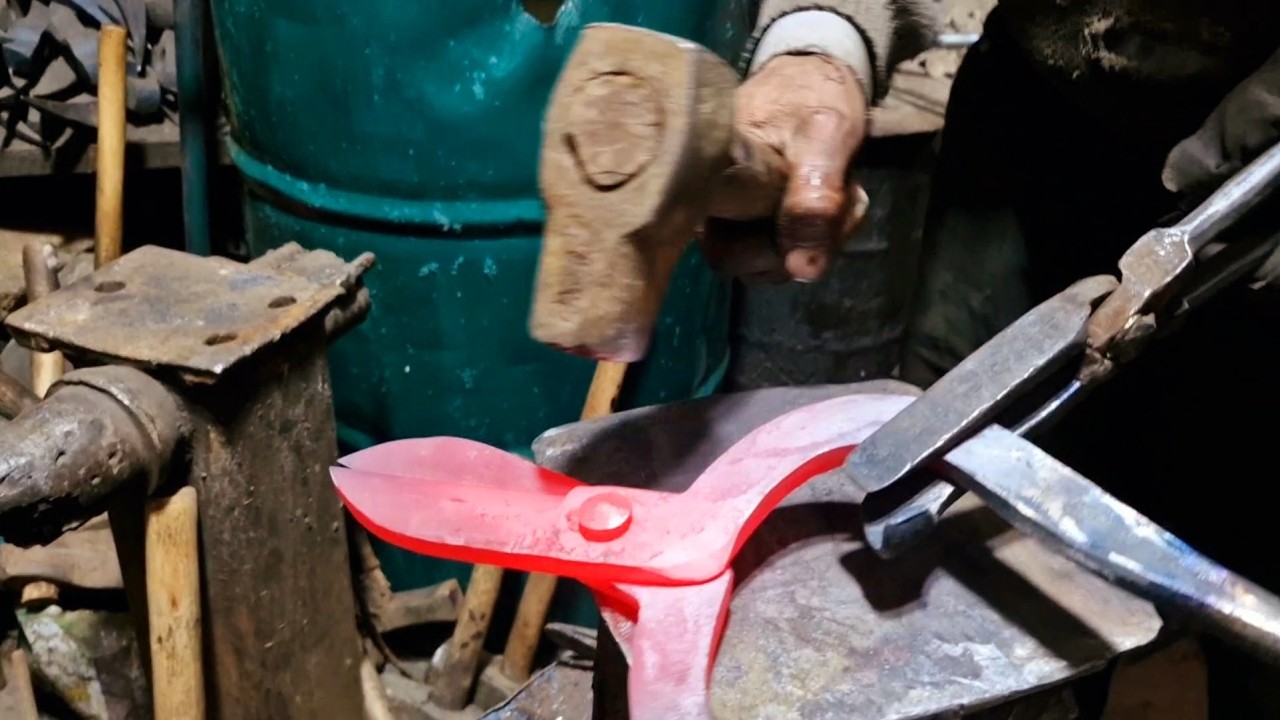 From Car Spring to Masterpiece: The Lost Art of Creating Hand-Forged Tools ✔