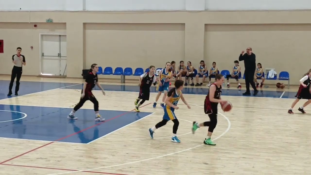 İzmir GOXU basketbol kızlar takımı maç devam ediyor