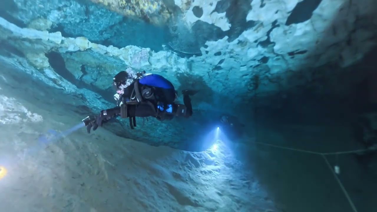 Jumps and Mirror room at Molnar Janos