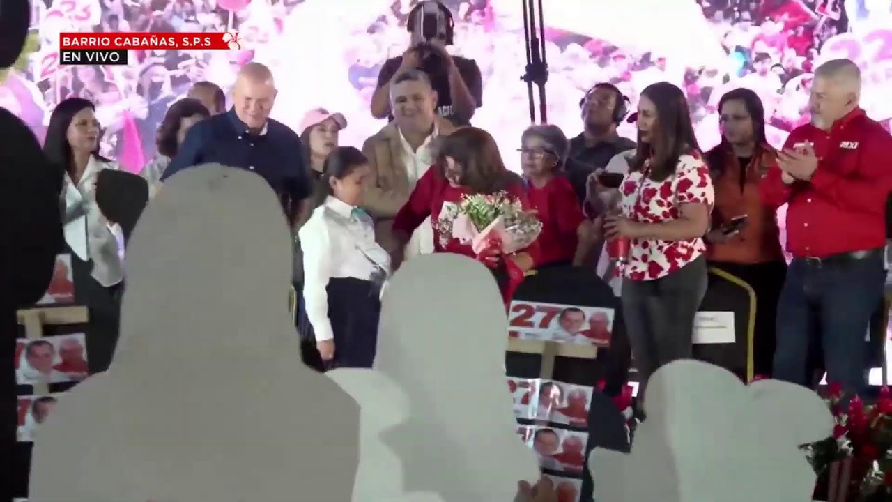 EN VIVO | Barrio Cabañas recibe con alegría a Rixi Moncada, esperanza viva del pueblo sampedrano. 🌺