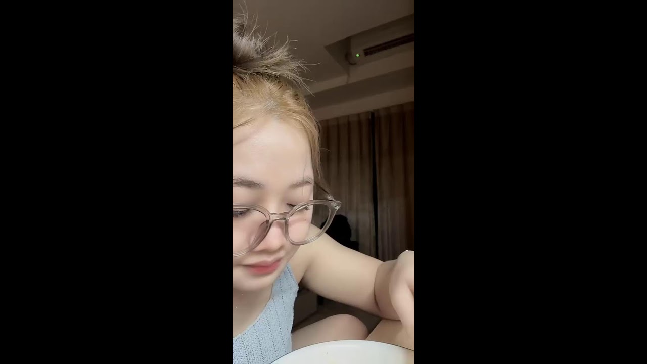 Dhinda menunggu mas iyun muncul
