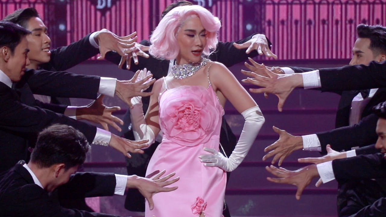 พลอย เฌอมาลย์  โชว์เปิดคอลเลคชั่น Sretsis Cabaret Spring - Summer 2023 “The End of The Rainbow”