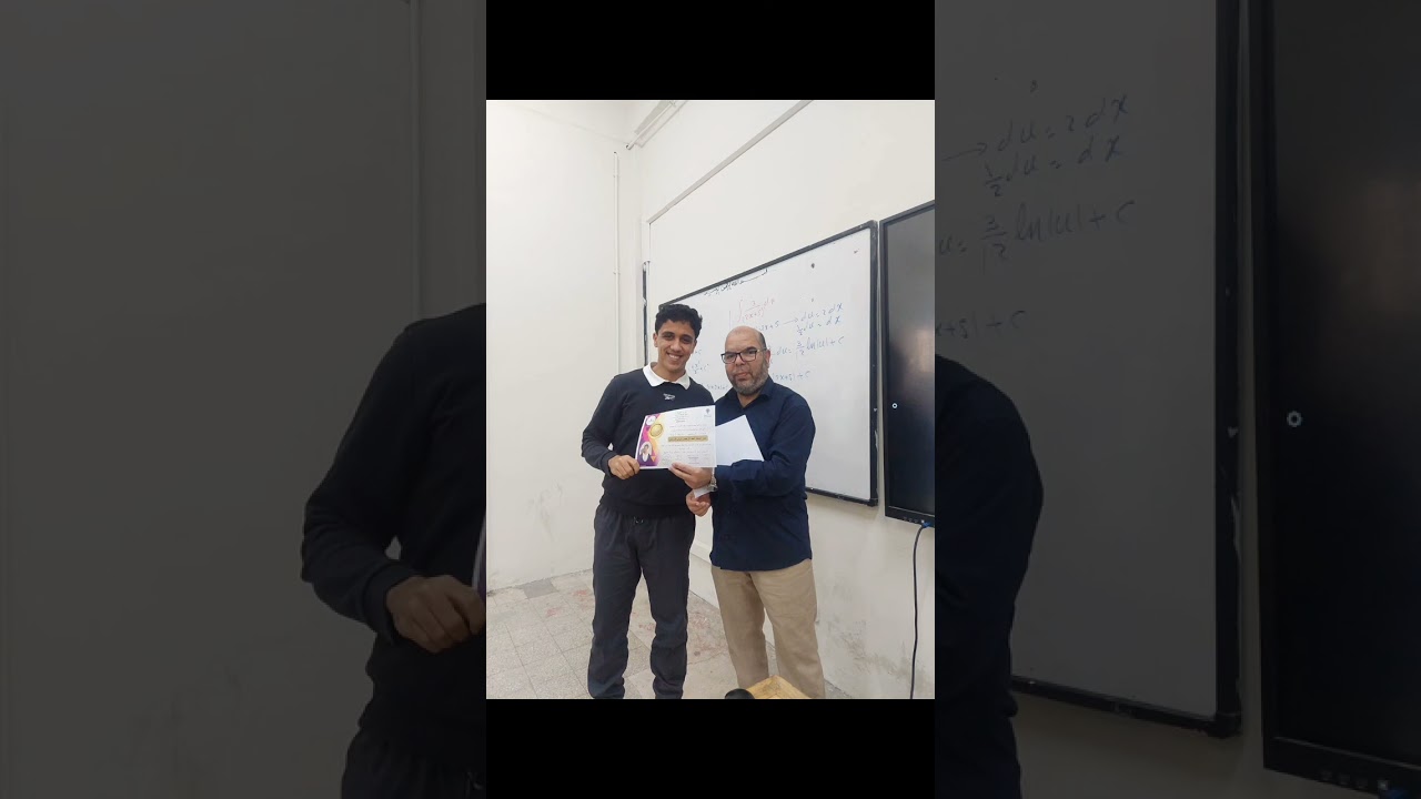 توزيع شهادات التقدير للطلاب الفائقين ١٢ علمي ٢