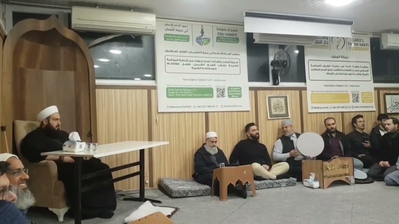 المنشد زكي العسلي بحضور الشيخ المربي أبو الهدى النقشبندي شيخ الطريقة العلاوية الدرقاوية الشاذلية