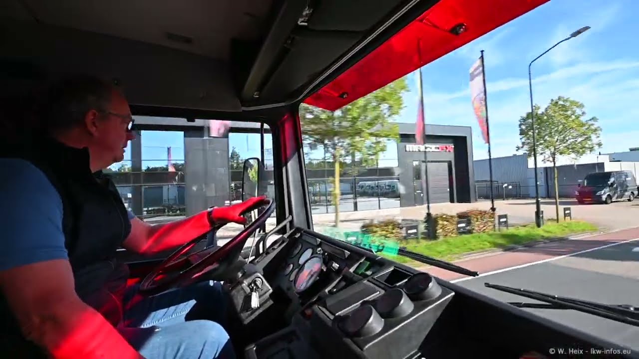 2023 Tom Holding VOLVO F12 400 schwarz (2)