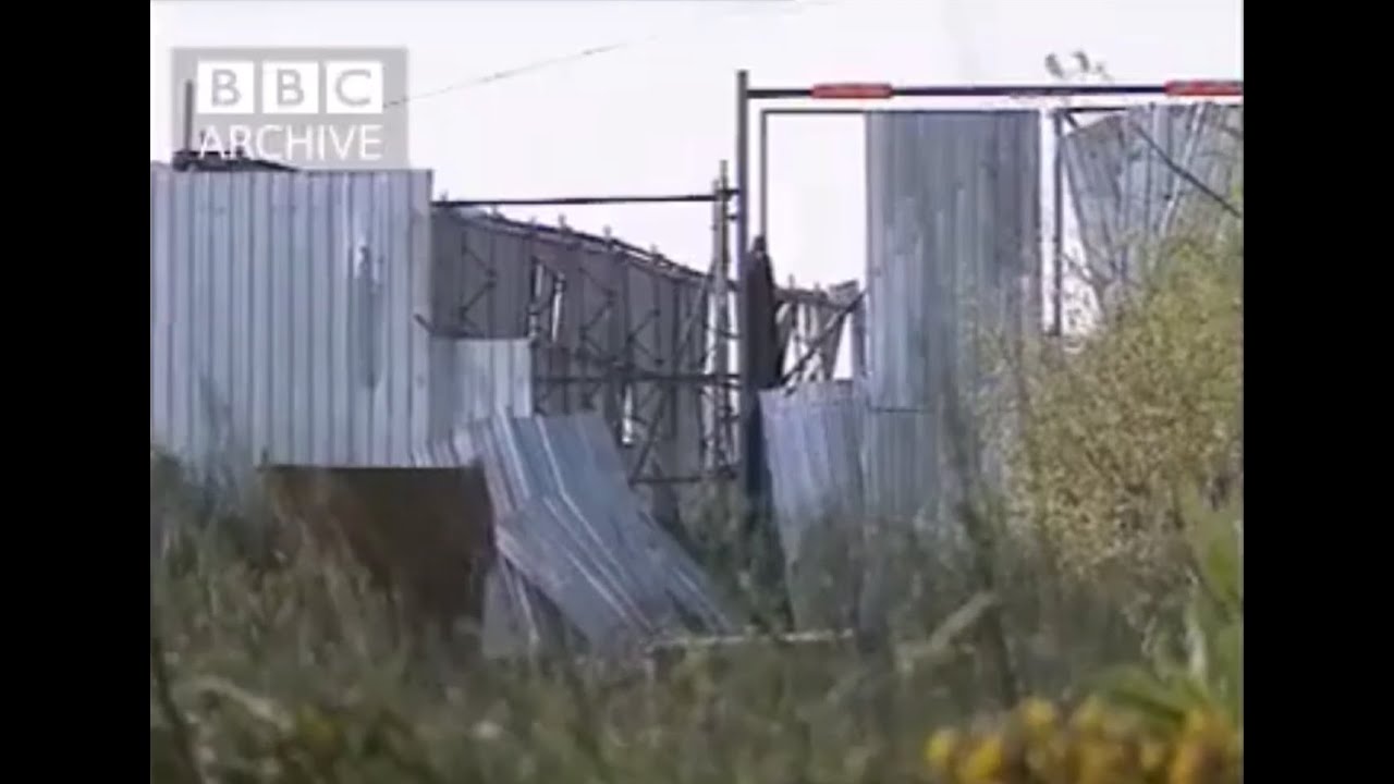 1-tonne IRA van bomb kills British soldier - Newry, May 1992