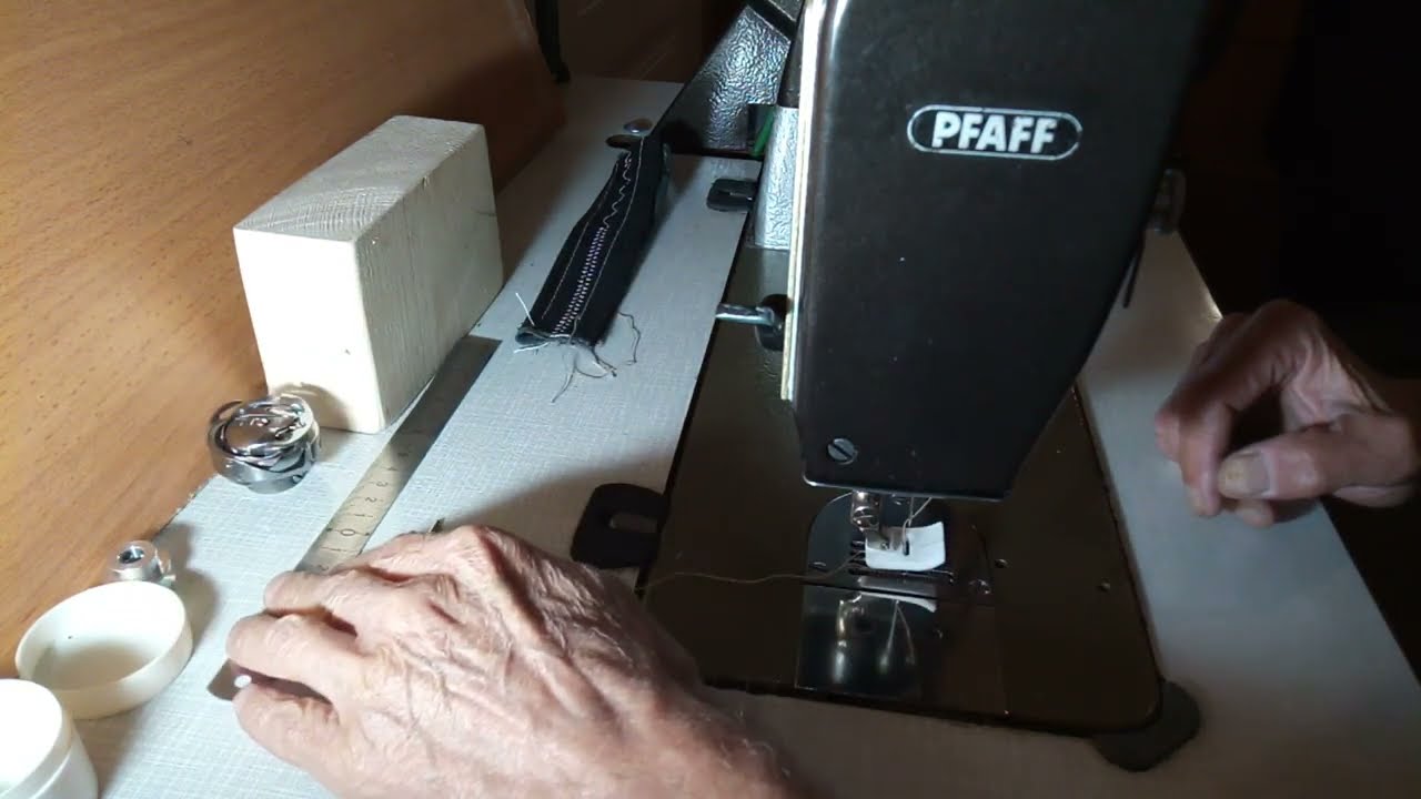 Швейная машина PFAFF 418. Трехукольный "тяжелый" зигзаг 8 мм.