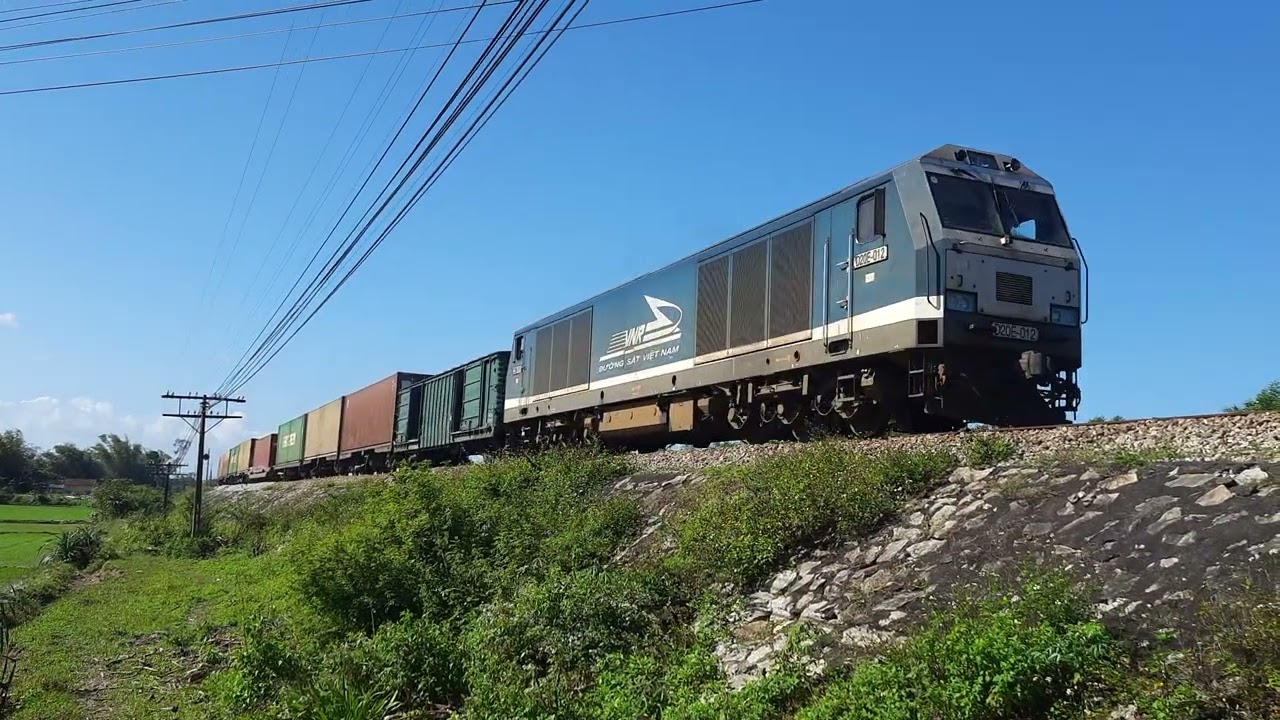 [4451] D20E - 012 k&eacute;o t&agrave;u AH13 thay cho m&aacute;y D19E - 967 sau khi tr&aacute;nh 5 t&agrave;u kh&aacute;ch tại ga Tam Kỳ