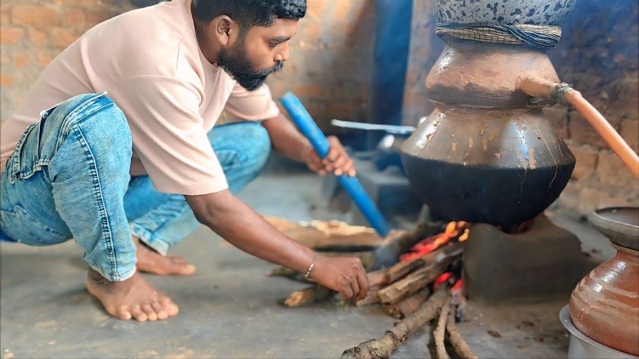 गाँव की असली महुआ दारू कैसे बनती है?
