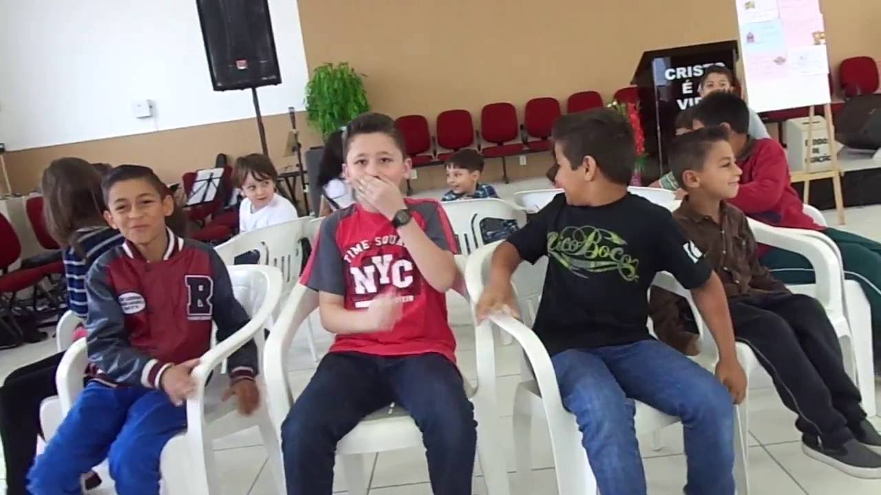 Brincadeira dança das cadeiras. Dia das crianças