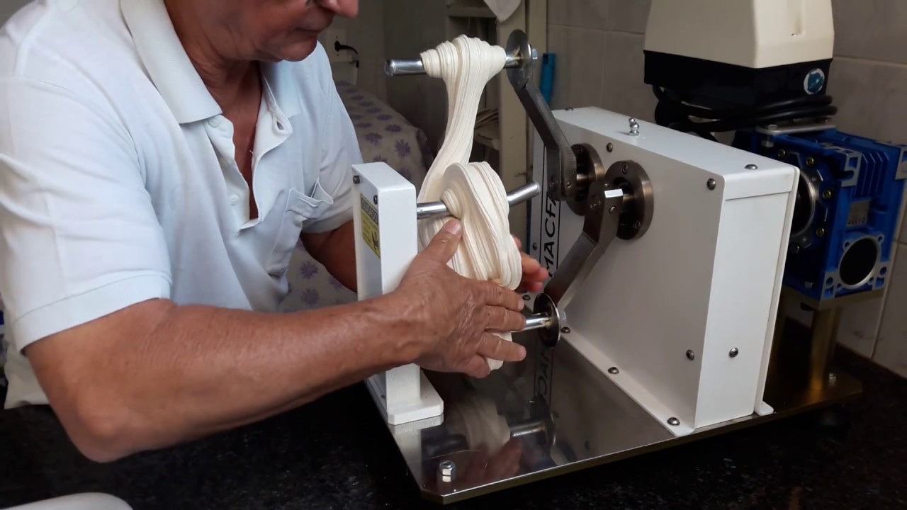 MINI PUXADOR DE MASSA P/ BALA DE COCO - Potencia 0,5 cv 110/220v - MACFARE