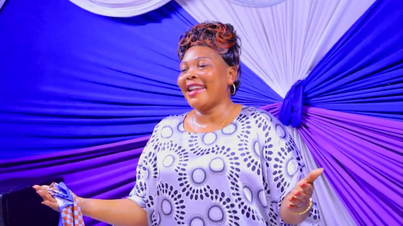 UKIIMBA MUNGU ANASHUKA/SWAHILI PRAISE/WATCH THISS...