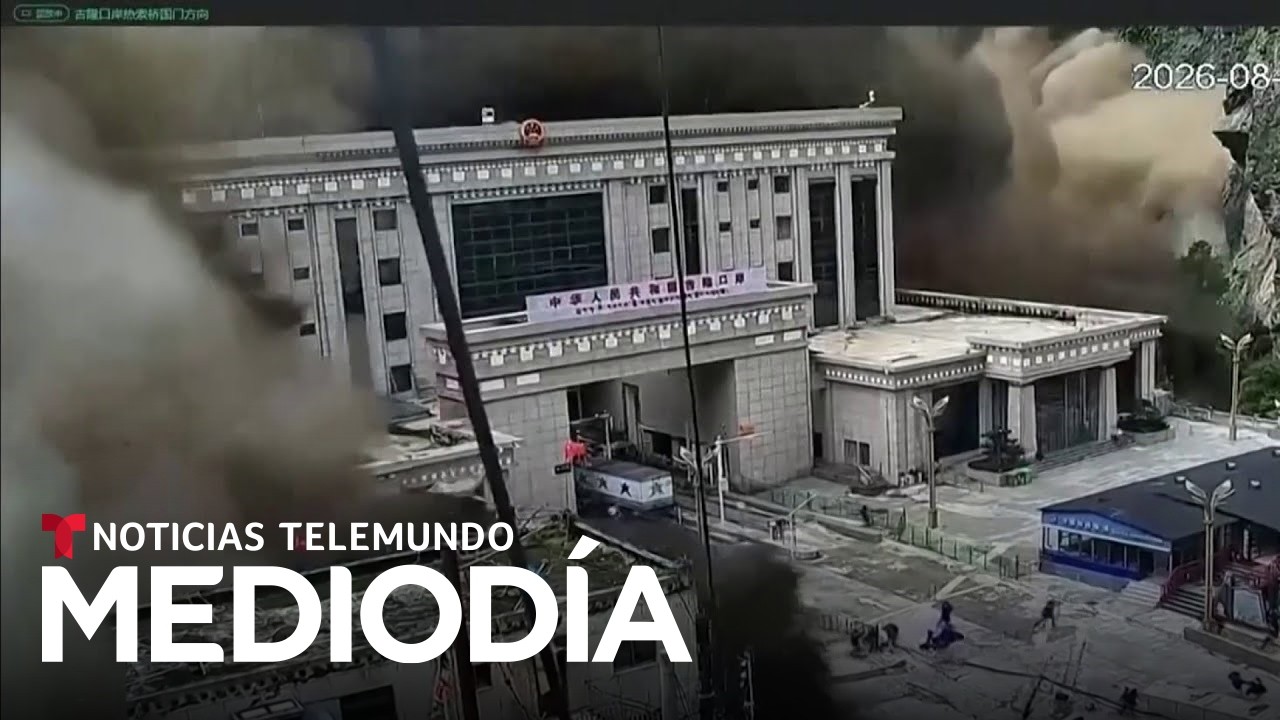 Vea c&oacute;mo decenas de personas intentaron huir de una enorme avalancha de lodo | Noticias Telemundo