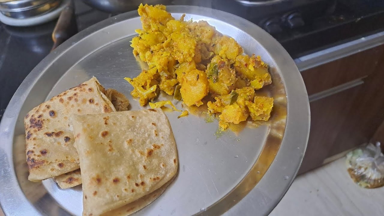 सुबह बच्चों के खाने का नाश्ता और टिफिन के लिए बनाया आलू गोभी।