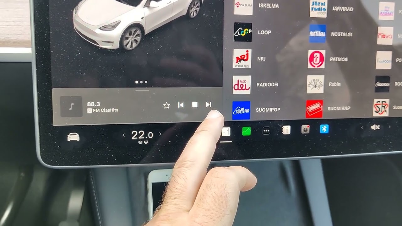 Как использовать радио на Tesla Model Y