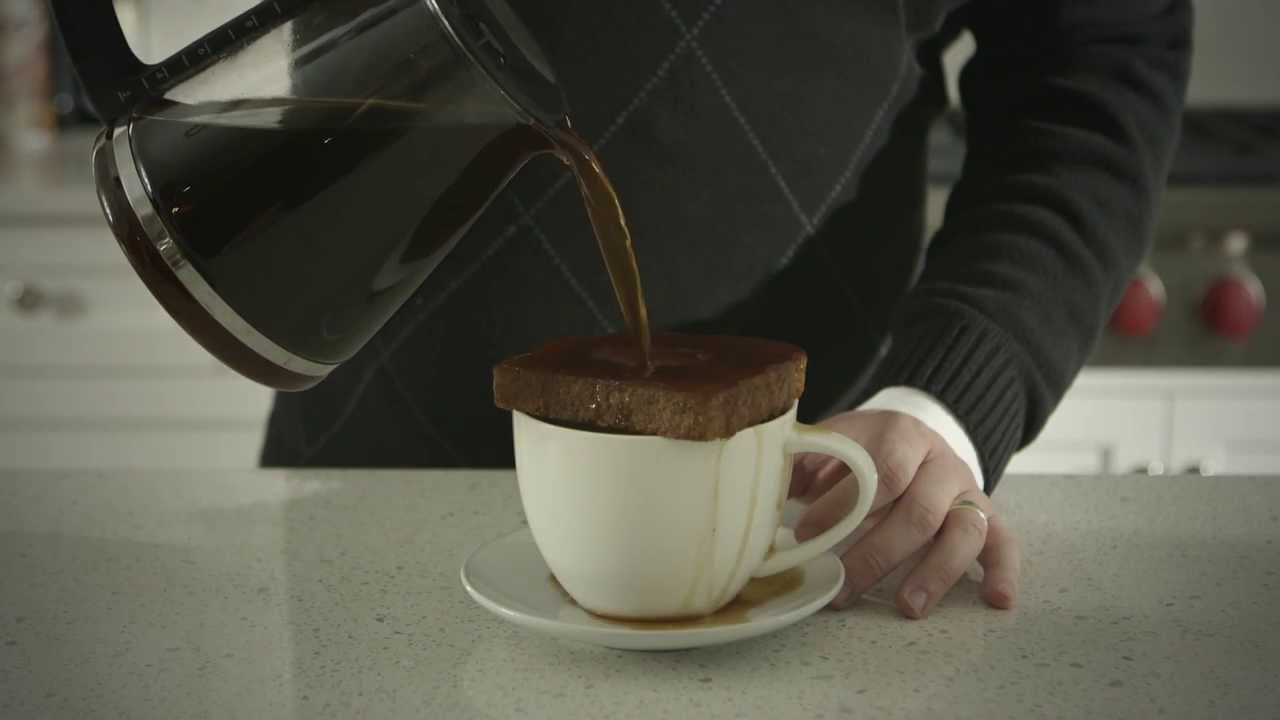 Реклама кофе ECS без кофеина с кленовым сиропом и корицей на французском тосте