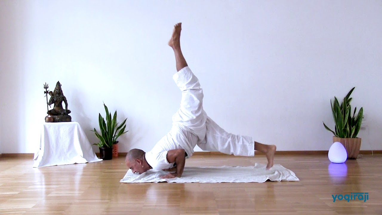 Le asana dello yoga: ganda bherundasana