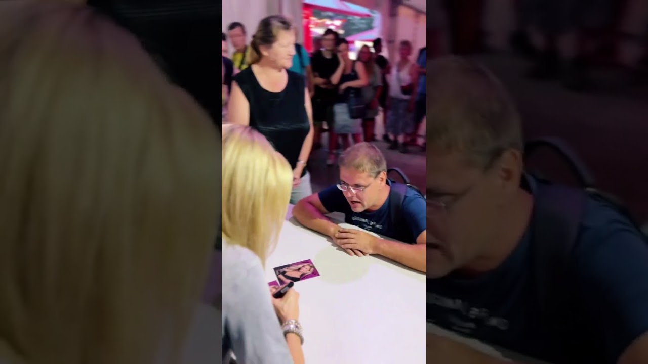 My first autograph session ✍️❤️! #fyp #schlager #livegig