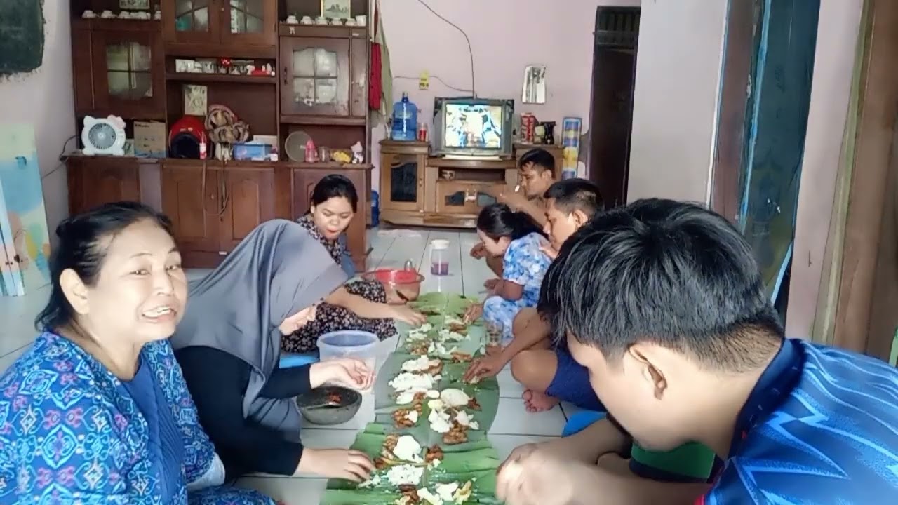 Makan liwetan sebelum puasa bersama keluarga cikampek 