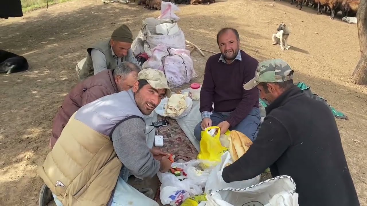 KARA DEMLİKTE ÇAY ÇOBANLAR BERABER ÖĞLEN YEMEĞİ.