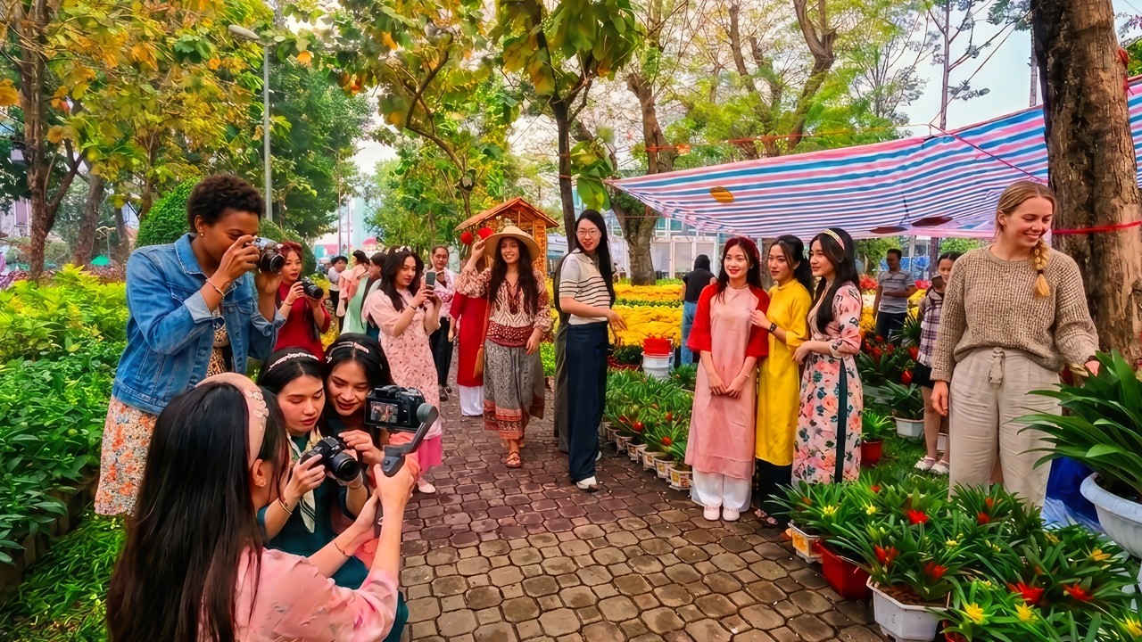 Walking Through Flower Market In Vietnam | Walking Tours Street Life 4K