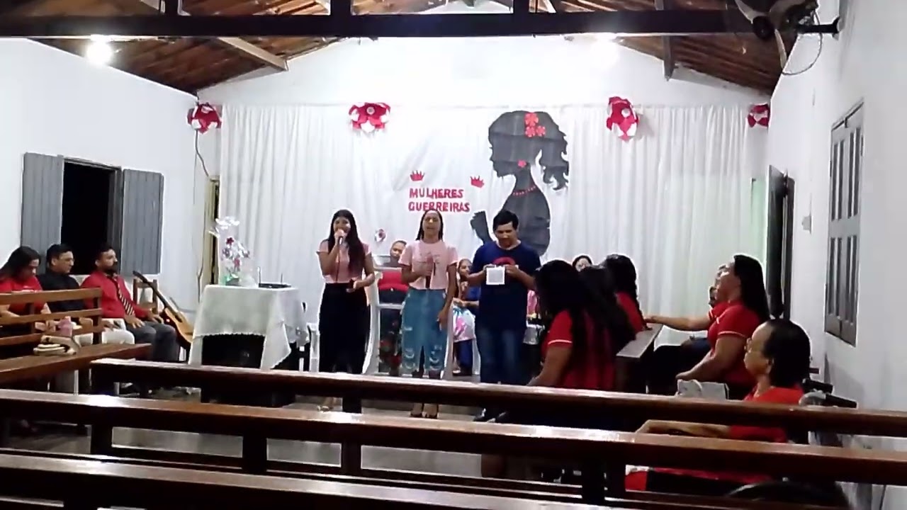 Conjunto de jovem Sol que Resplandece louvando ao Senhor 