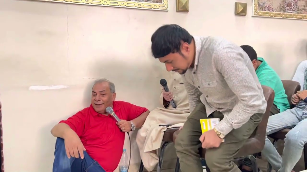 مشهد لم يحدث من قبل  جلوس الدكتور طه عبد الوهاب تحت قدم تلميذه