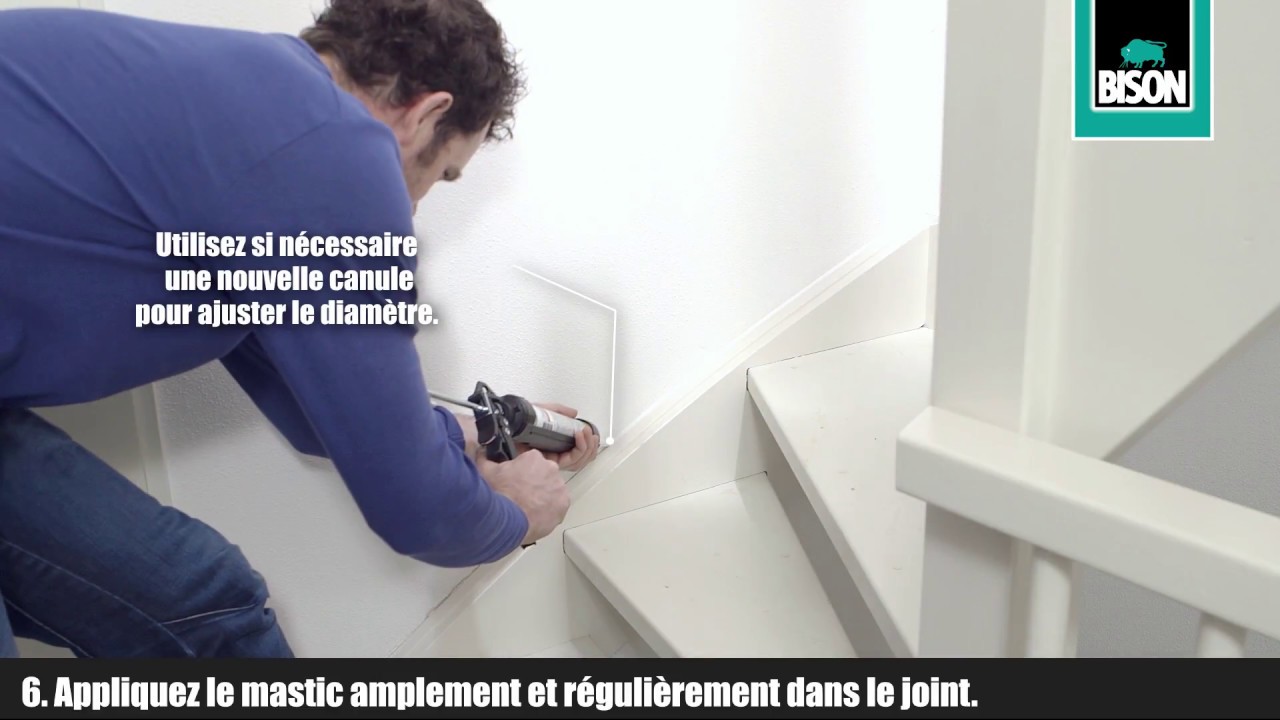 Appliquer du mastic au niveau d'un escalier