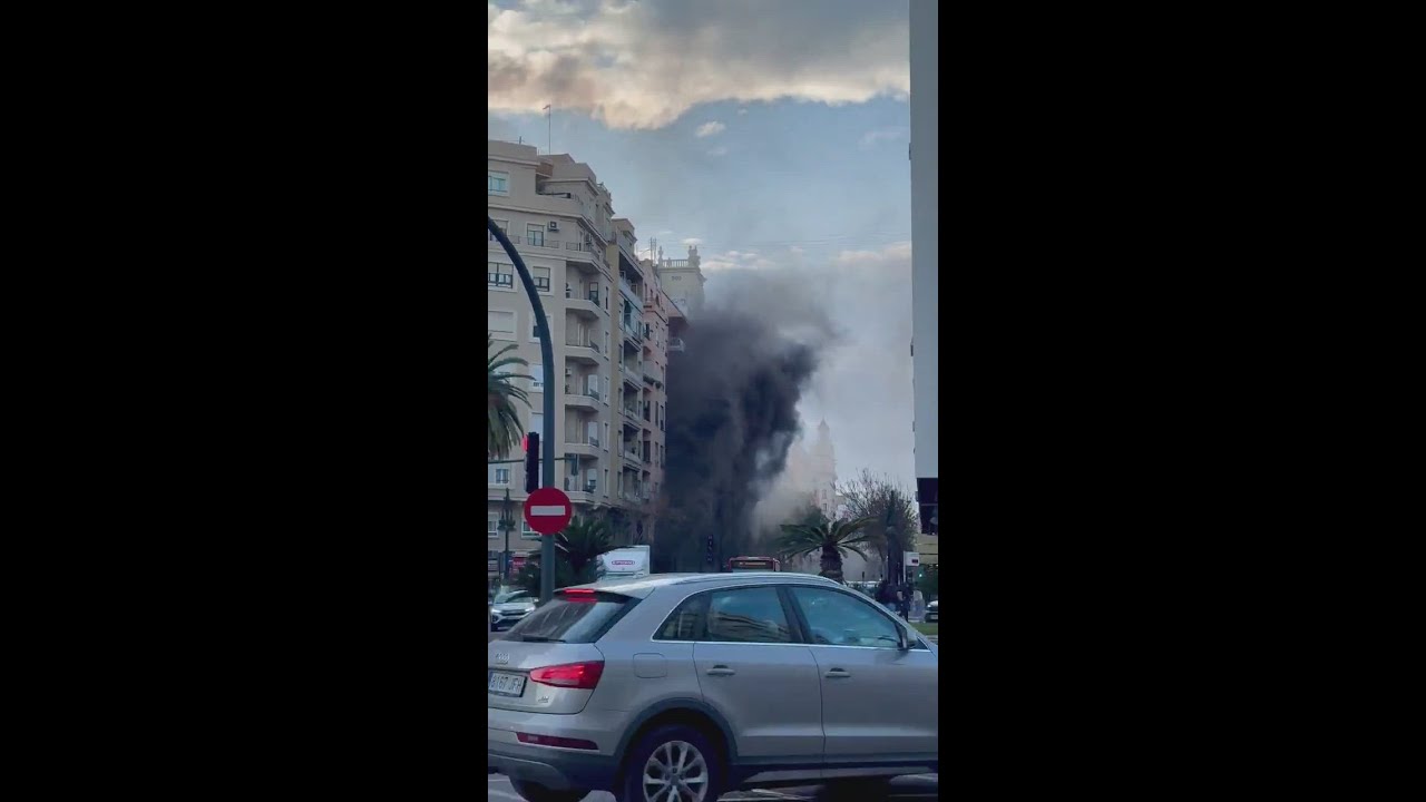Un incendio en un bingo en el centro de Valencia deja una columna de humo negro