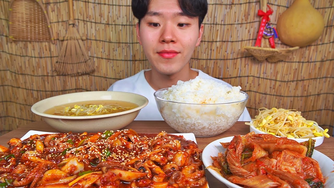 제철인 주꾸미볶음 매콤하게 만들었습니다. 졸깃졸깃 식감좋고 너무 맛있네요.STIR FRIED WEBFOOT OCTOPUS KIMCHI KOREAN FOOD ASMR MUKBANG.