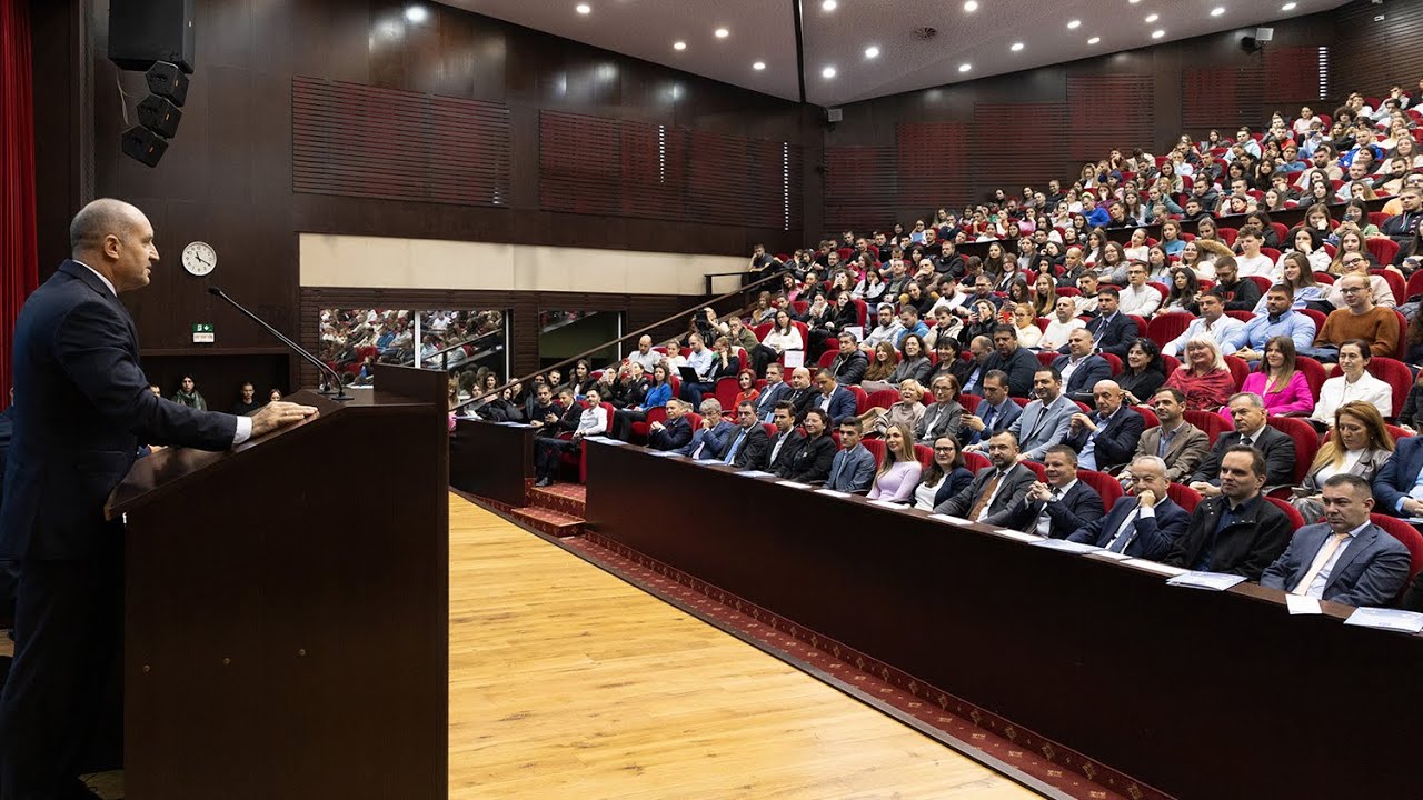 Лекция, посветена на перспективите и предизвикателствата пред младите хора в България