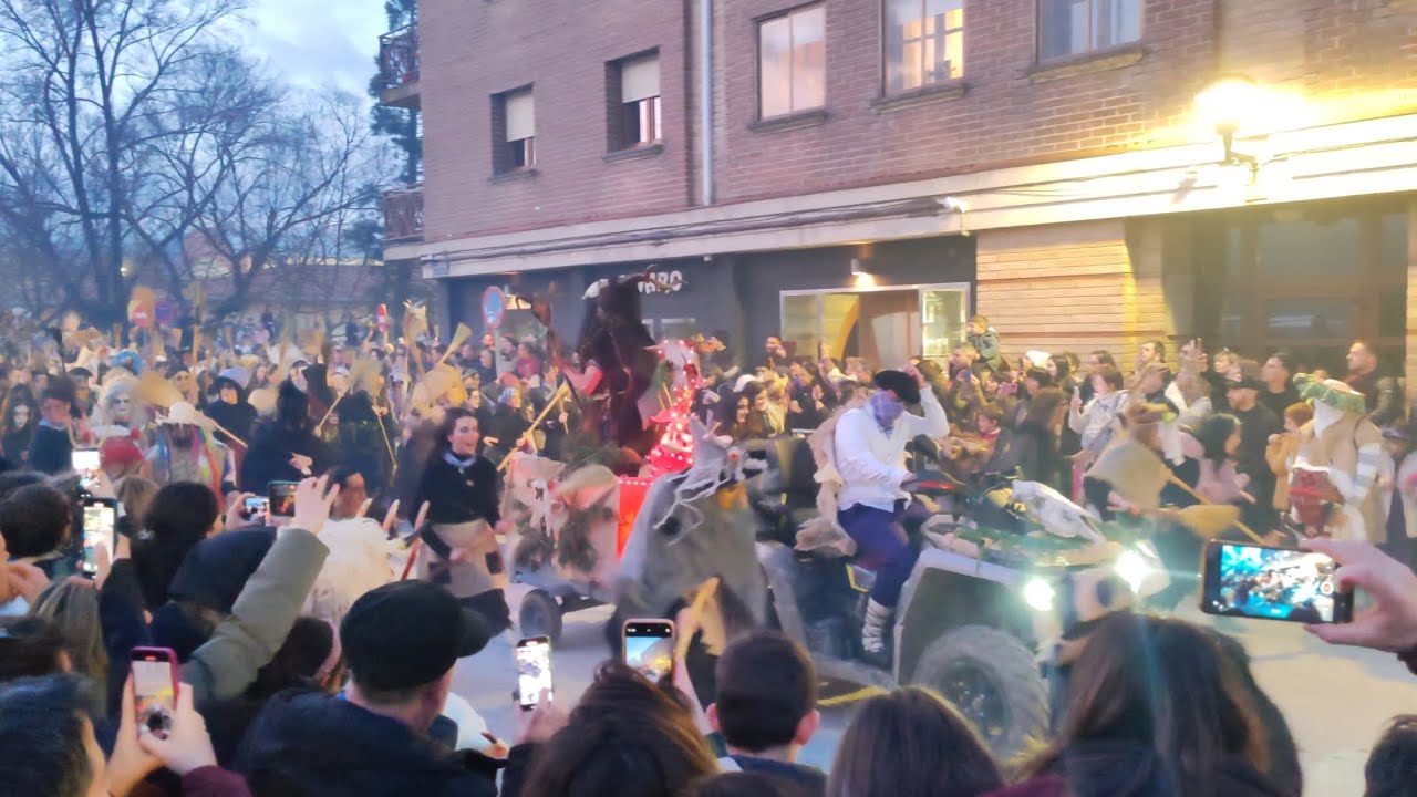 Impresionante salida del desfile del carnaval de Altsasu (Navarra) por las calles en 2025