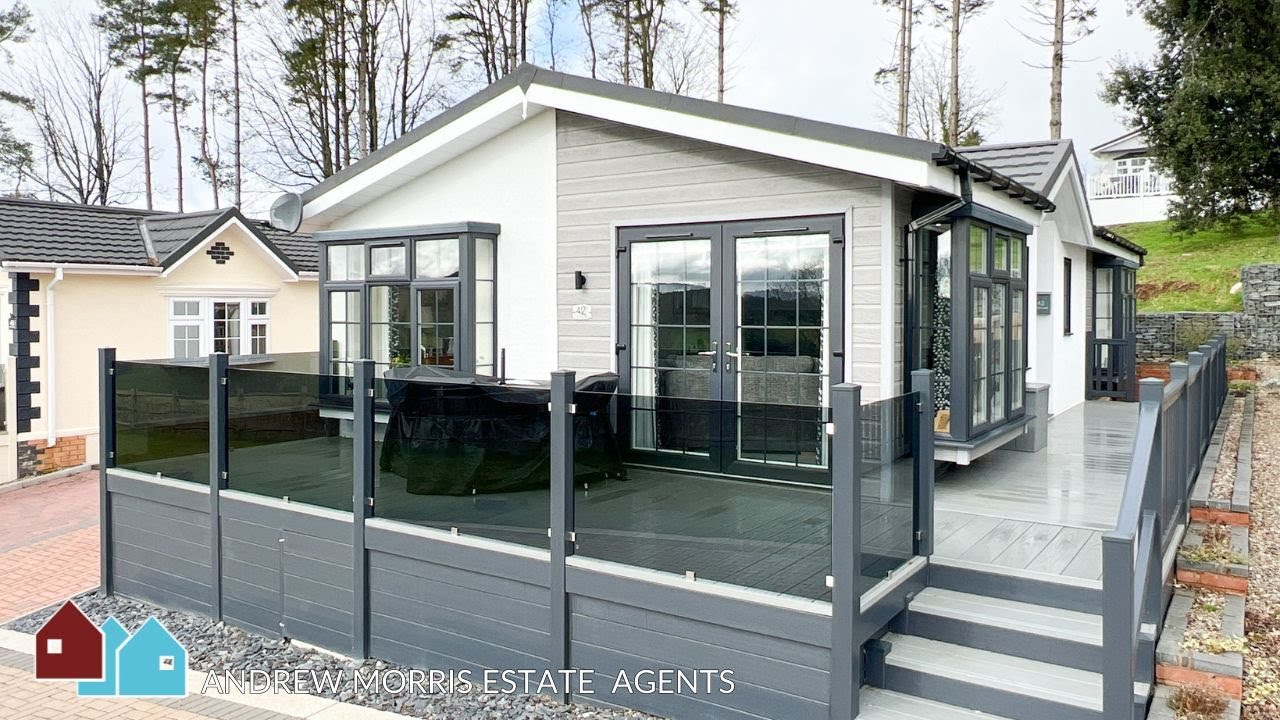 A tour of this 2 bed, park home offering beautiful accommodation for over the age of 45.