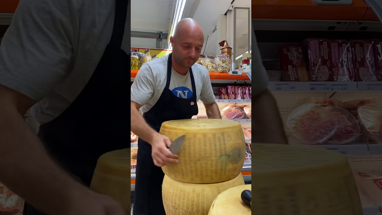 Taglio a mano di una Forma di Parmigiano Reggiano