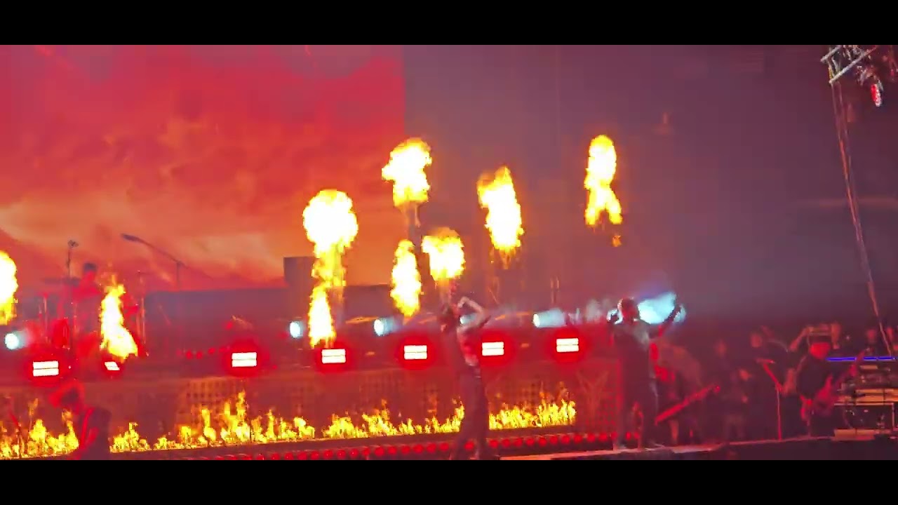 Falling in Reverse - Ronald (Live w/ Tech N9ne)