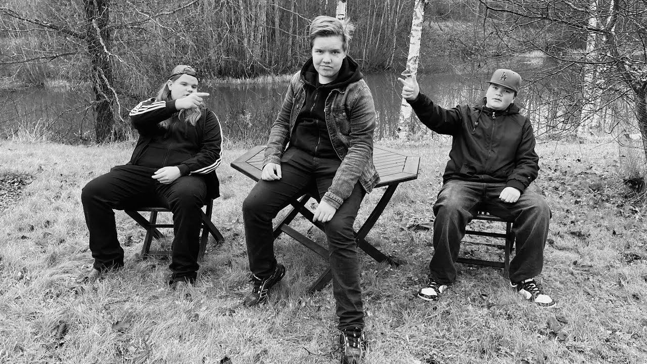 Tyt&ouml;t Hei ( Musiikkivideo ) - Tapani T&auml;htinen & Vihre&auml;t Kuulat