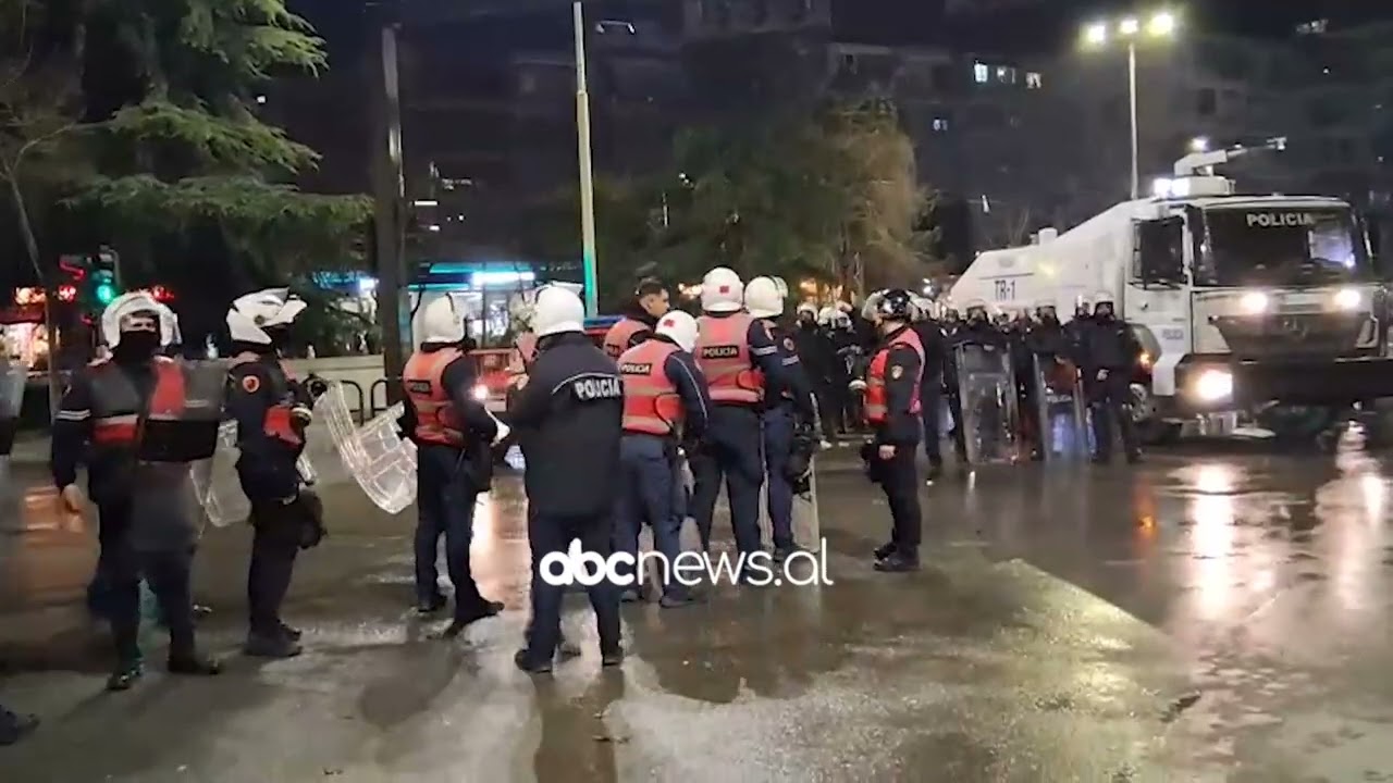 Molotov makinës së policisë, zjarri shuhet nga autoboti i ujit | ABC News Albania
