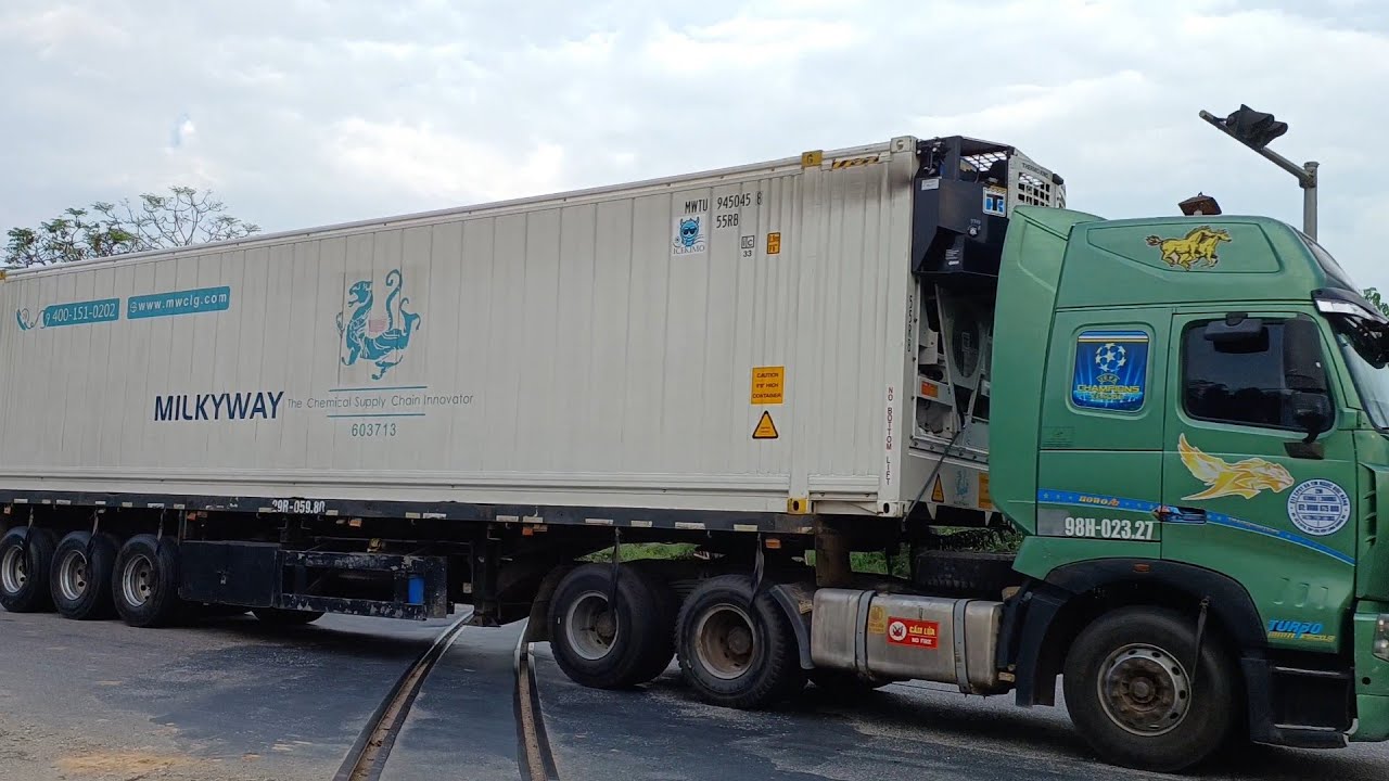 4K TRUCK CAR CONTAINER | Nhạc xe đầu kéo container, xe tải to qua đường ngang