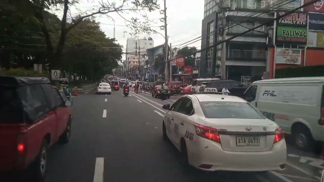 This is how Ambulance get through traffic (Manila Philippines) Valenzuela to Quezon City