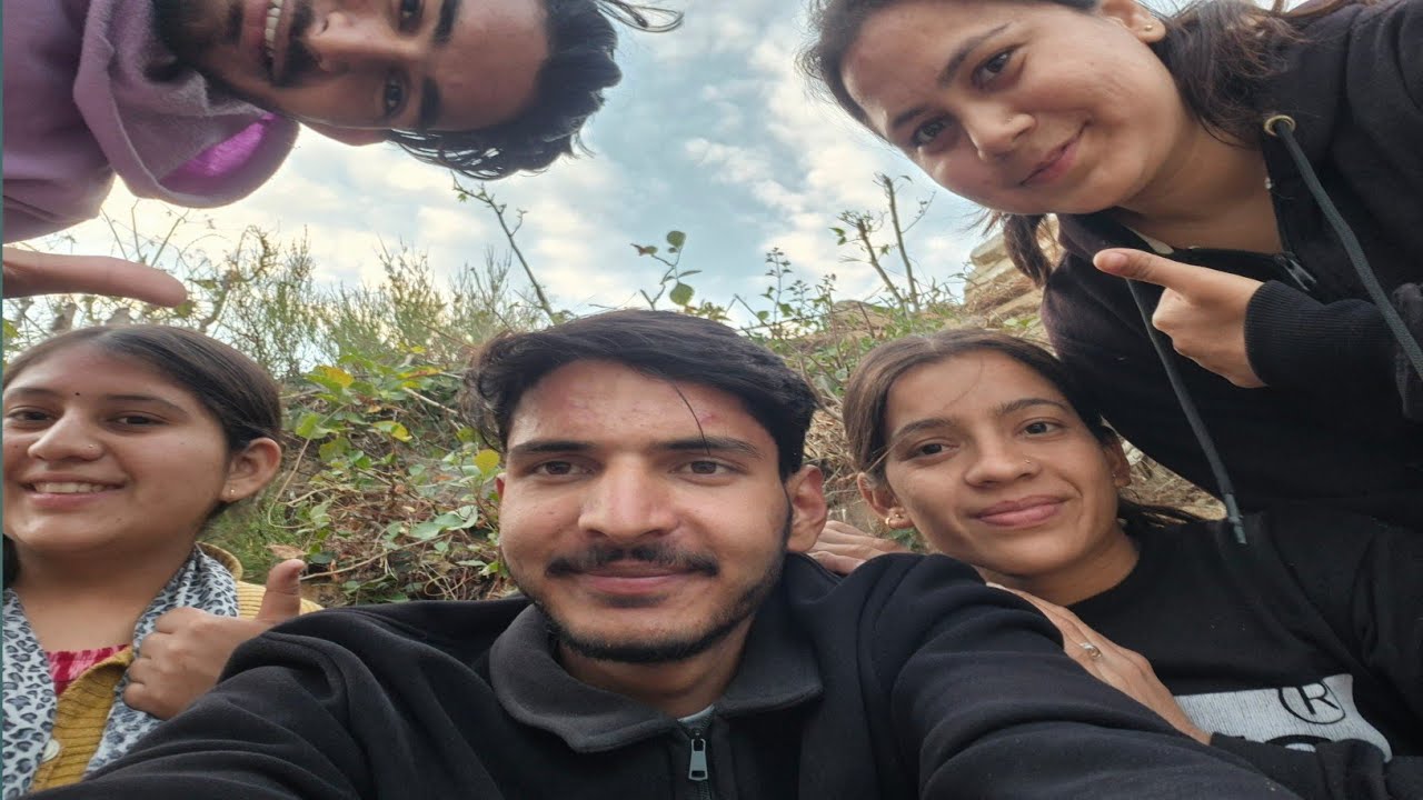 राजस्थानी जीजाजी को घुमाया अपना गांव #pahadi #lifestylevlog #dailyvloggers #uttakhandi #lifestyle 