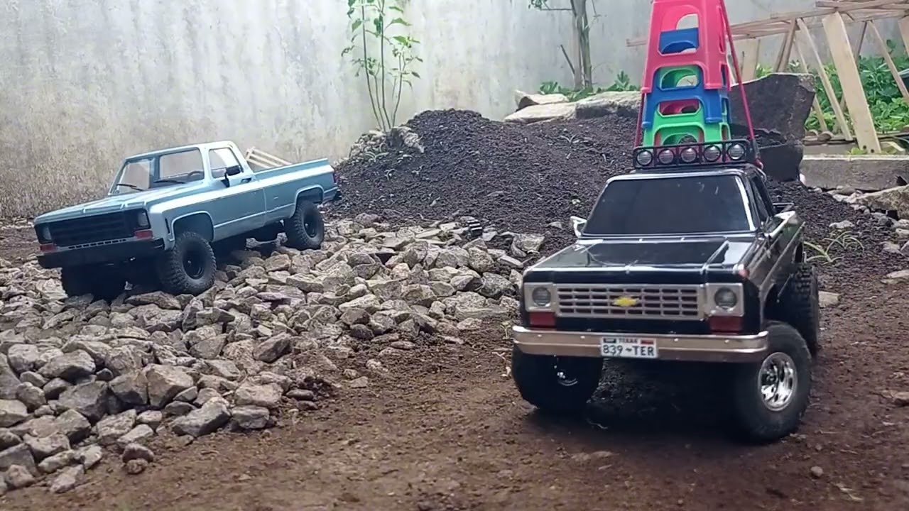 Chevrolet K5 Blazer Carrying Plastic Chairs | Mini Truck Action